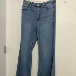 Jeans and skirts: flare jeans, mom jeans